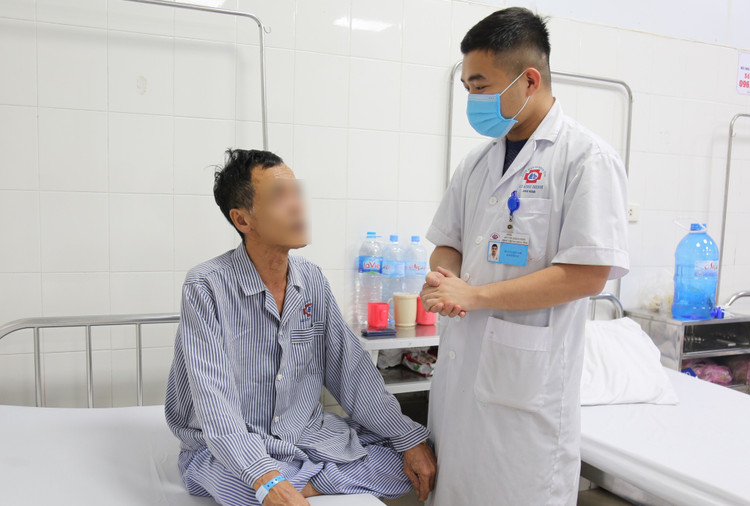 Thăm hỏi bệnh nhân sau phẫu thuật - ảnh BVCC