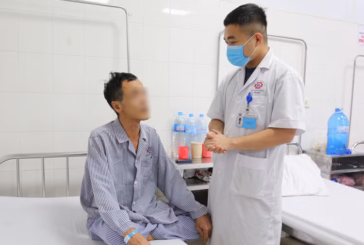 Thăm hỏi bệnh nhân sau phẫu thuật - ảnh BVCC