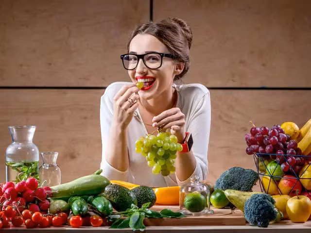 Bác sĩ mách loại quả giúp nữ giới có làn da đẹp, ngoại hình trẻ lâu - Ảnh minh hoạ