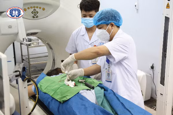 TS.BS. Vi Trường Sơn lấy tổn thương thân đốt L2-L3 dưới hướng dẫn của cánh tay robot Maxio