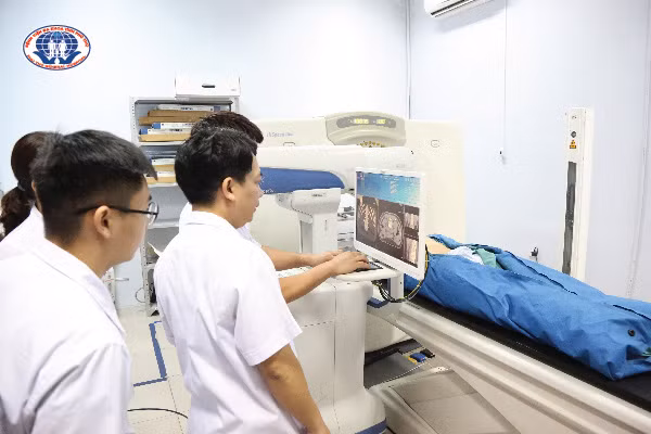 Sinh thiết tổn thương dưới cánh tay Robot maxio cho người bệnh V.T.X.H (55 tuổi) trú tại Văn Luông, Tân Sơn, Phú Thọ.