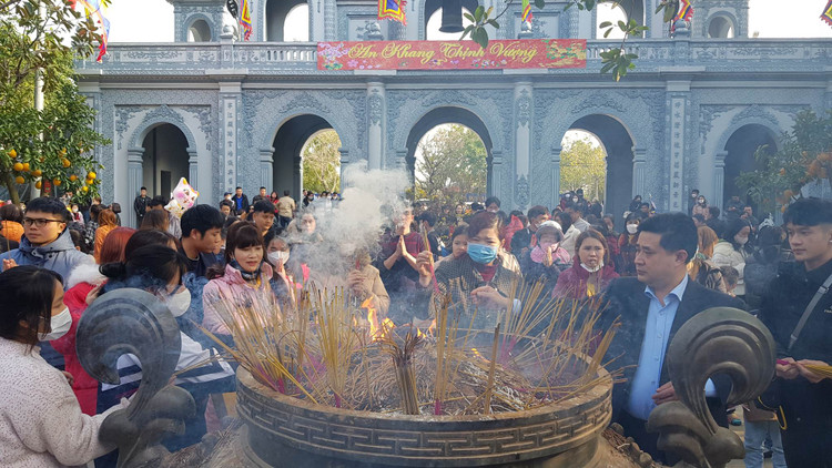 Người dân đi lễ chùa đầu năm