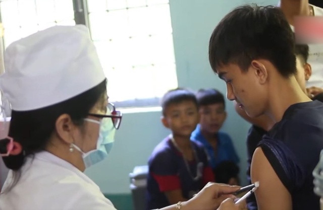 Tiêm vắc xin phòng bệnh bạch hầu cho người dân