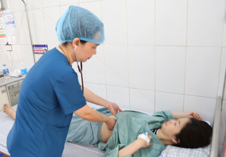 BSCKI. Nguyễn Thị Thúy Liên thăm khám cho người bệnh sốt xuất huyết - Ảnh BVCC