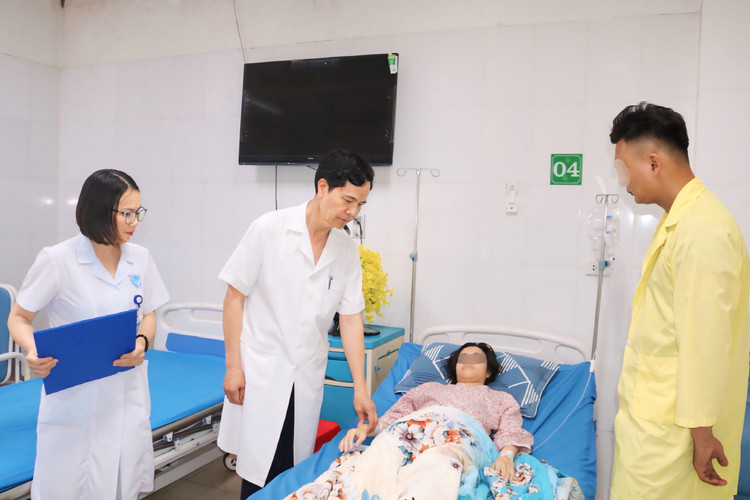 TTƯT.BSCKII Lê Công Tước, Giám đốc Bệnh viện thăm khám cho thai phụ N.N.M tại Khoa Dịch vụ Y tế tự nguyện - Ảnh BVCC