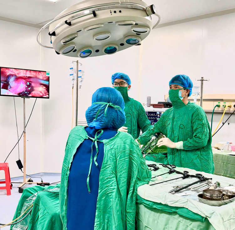 TTƯT.BSCKII Lê Công Tước, Giám đốc Bệnh viện cùng kíp phẫu thuật nội soi cho thai phụ N.N.M - Ảnh BVCC