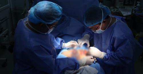 ThS.BS. Trần Đoàn Thiên Quốc đang phẫu thuật cho một người bệnh của Khoa Nam học - Ảnh BVCC