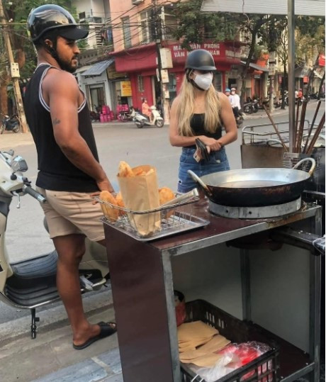 Cầu thủ Nguyễn Xuân Son chờ mua bánh chuối - Ảnh minh họa