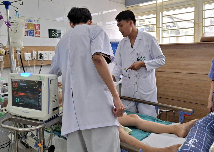 Nữ bệnh nhân đang được điều trị tại Trung tâm chống độc - Ảnh BVCC