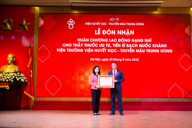 Quyền Bộ trưởng Bộ Y tế Đào Hồng Lan chúc mừng TS. Bạch Quốc Khánh được nhận Huân chương Lao động Hạng Nhì.