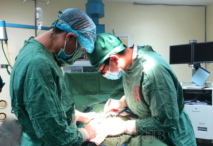 Tay nhiễm khuẩn sưng phù vì tiêm khớp giảm đau ảnh 1