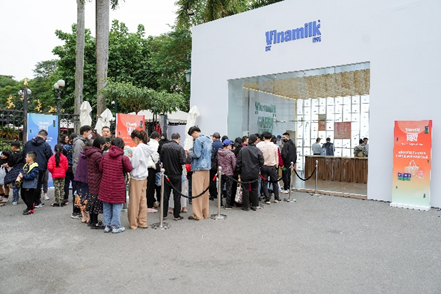 Hàng dài khách hàng xếp hàng chờ trải nghiệm sản phẩm trong không gian triển lãm tương tác đa giác quan “Chu du miền vị giác” cùng Vinamilk Green Fram hồi giữa tháng 12/2023.