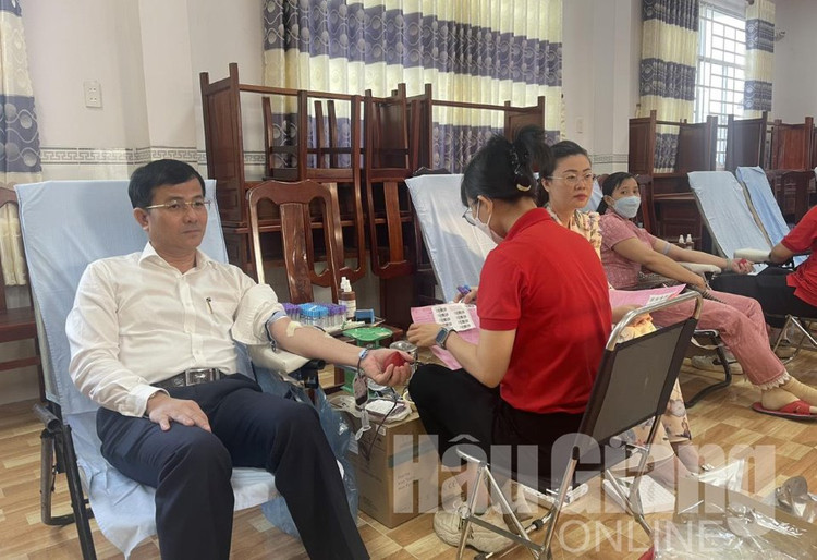 Ông Trần Văn Huyến, Phó Bí thư Thường trực Tỉnh ủy, Chủ tịch HĐND tỉnh Hậu Giang hiến máu tại Lễ phát động Chiến dịch vận động hiến máu dịp Tết của tỉnh diễn ra sáng nay 30/1.