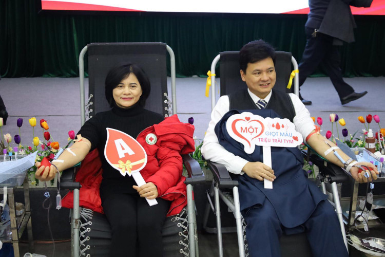 Người dân tham gia hiến máu