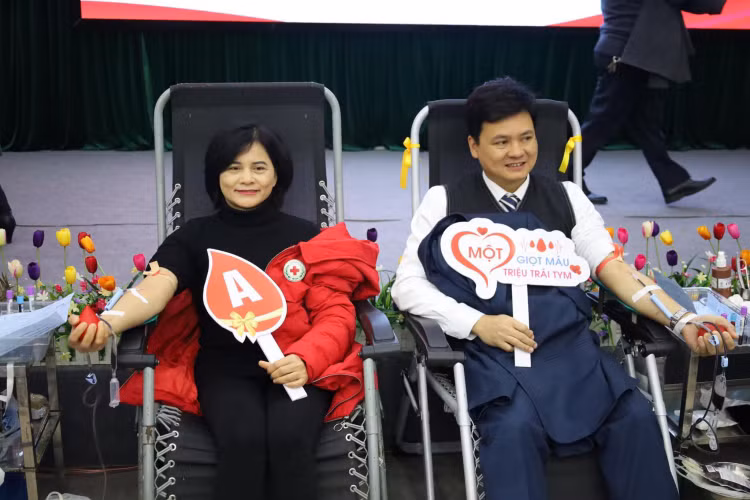 Người dân tham gia hiến máu