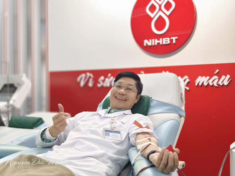 TS.Trần Ngọc Quế, Giám đốc Trung tâm Máu quốc gia hiến tiểu cầu sáng 30/1/2024 - Ảnh Đức Minh.