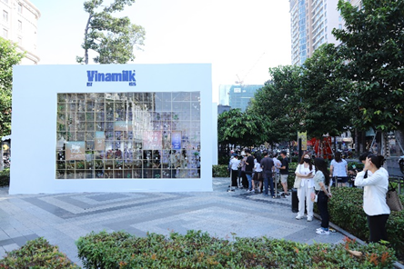 Hàng dài khách hàng xếp hàng chờ trải nghiệm sản phẩm trong không gian triển lãm tương tác đa giác quan “Chu du miền vị giác” cùng Vinamilk Green Fram hồi giữa tháng 12/2023.