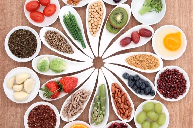 Cần ăn đa dạng thực phẩm và chia đều ra thành các bữa trong ngày. Cần ăn đa dạng thực phẩm và chia đều ra thành các bữa trong ngày.