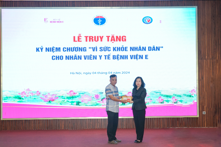Bộ Trưởng Bộ Y tế Đào Hồng Lan trao kỷ niệm chương cho gia đình nữ hộ sinh