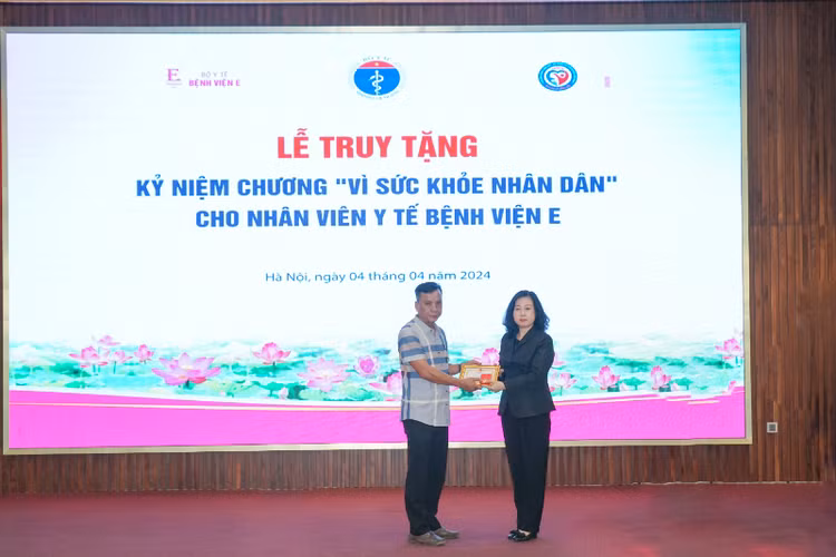 Bộ Trưởng Bộ Y tế Đào Hồng Lan trao kỷ niệm chương cho gia đình nữ hộ sinh
