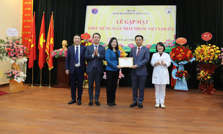 Bộ trưởng Bộ Y tế trao danh hiệu Tập thể Lao động xuất sắc cho tập thể Bệnh viện