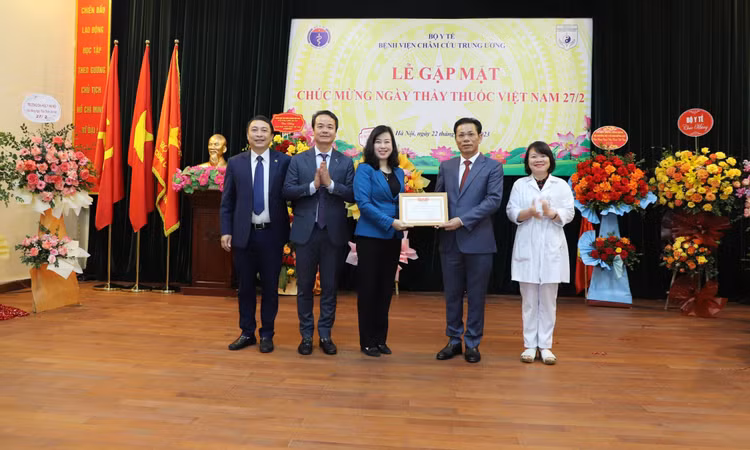 Bộ trưởng Bộ Y tế trao danh hiệu Tập thể Lao động xuất sắc cho tập thể Bệnh viện