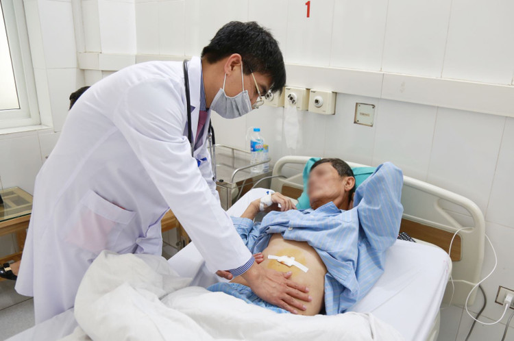 BSCKII Trần Quang Định thăm khám cho bệnh nhân