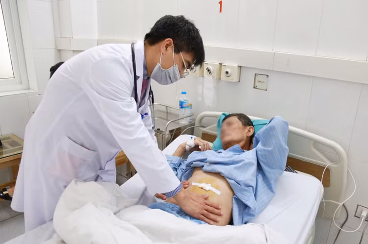 BSCKII Trần Quang Định thăm khám cho bệnh nhân