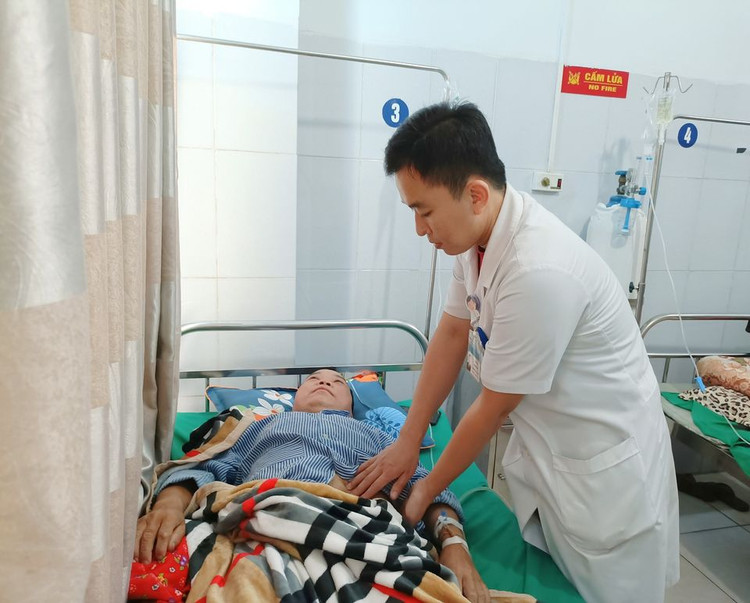 Bác sĩ Chuyên khoa I Ma Đình Đức – Phó trưởng khoa Ngoại Thận – Tiết niệu, Bệnh viện đa khoa tỉnh Tuyên Quang thăm khám cho bệnh nhân M. sau phẫu thuật.