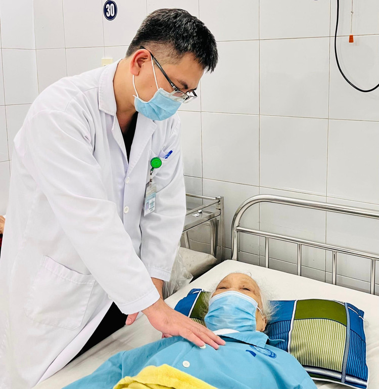 Cắt khối u giáp khổng lồ nằm sâu trong lồng ngực cụ bà 86 tuổi ảnh 2