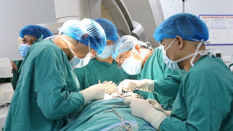 Ekip phẫu thuật cho người bệnh - Ảnh BVCC