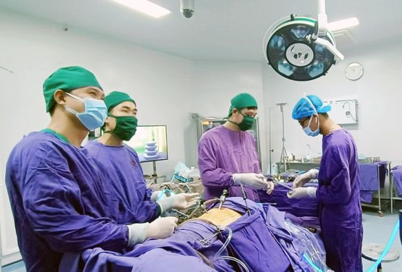 Kíp mổ khoa Ngoại thực hiện phẫu thuật nội soi cắt thận bán phần điều trị cho bệnh nhân ung thư thận. - Ảnh BVCC