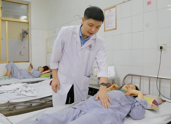 Bác sĩ CKI Trần Trung Hội thăm khám lại cho người bệnh trước khi xuất viện - Ảnh BVCC