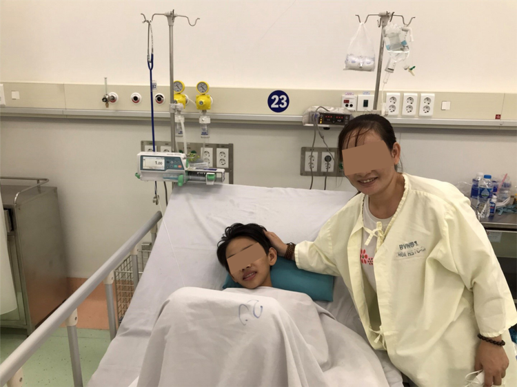 Bệnh nhi khỏe mạnh và mẹ