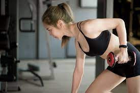 Sau nâng ngực hồi phục vẫn có thể chơi thể thao.