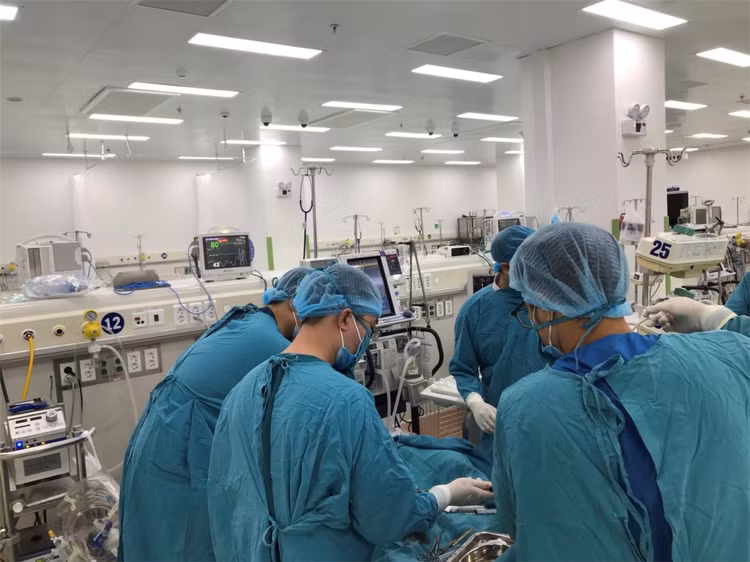 Các bác sĩ khoa Hồi sức tích cực chống độc tiến hành kỹ thuật ECMO cho bệnh nhi