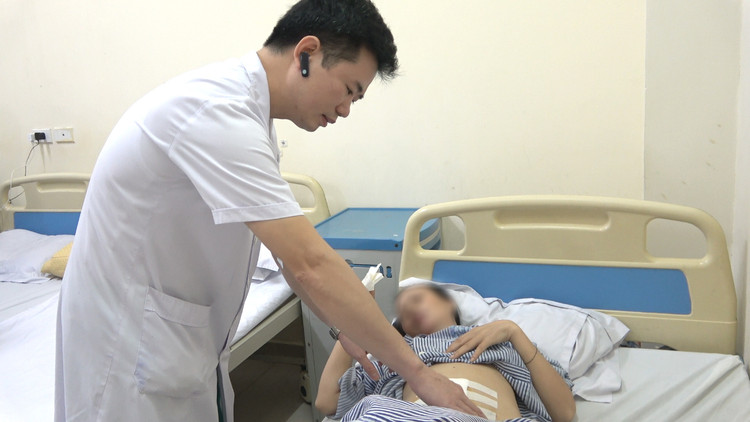 TS.BS Phan Hoàng Hiệp, Giám đốc bệnh viện Nội tiết TƯ thăm khám lại cho bệnh nhân sau phẫu thuật