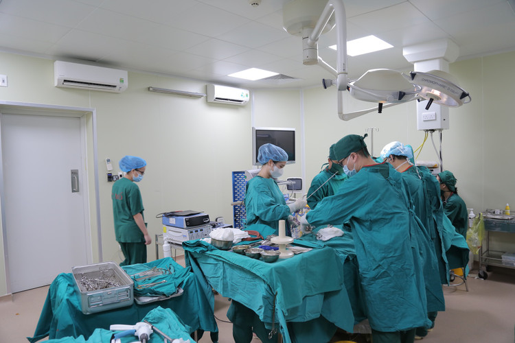 Phẫu thuật lấy khối u phổi “khủng” nặng 3kg ảnh 1