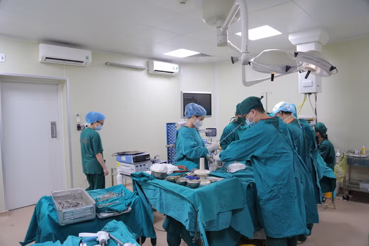 Phẫu thuật lấy khối u phổi “khủng” nặng 3kg ảnh 1