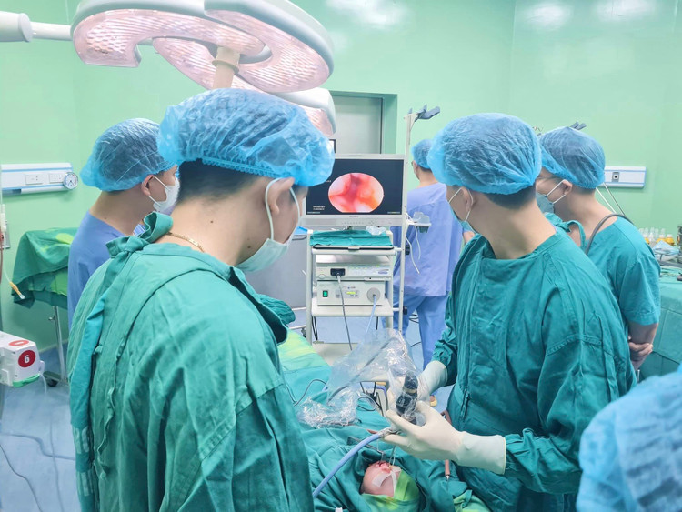 Trẻ sơ sinh suy hô hấp do dị tật tịt lỗ mũi sau hiếm gặp ảnh 1