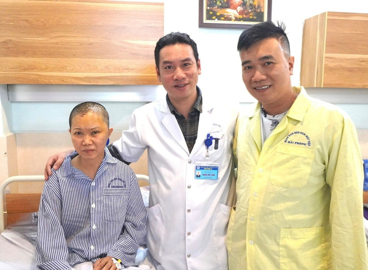 Niềm vui của người bệnh, gia đình người bệnh sau khi ca phẫu thuật thành công