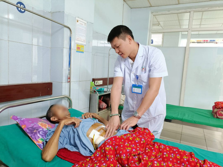 Không có vết thương hở nhưng bệnh nhân bị gỗ đâm vỡ D2 tá tràng