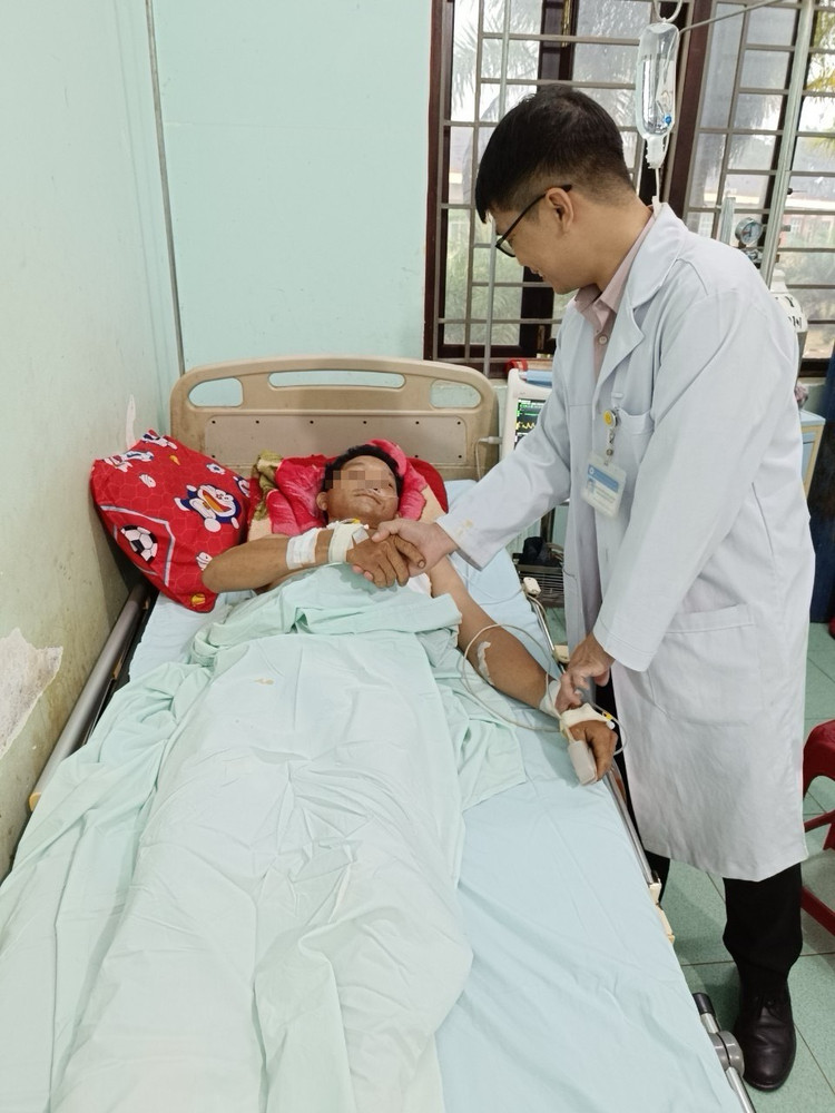 Đi cắt cỏ người đàn ông bị lưỡi dao gãy đâm xuyên lồng ngực nguy kịch đã được cứu sống