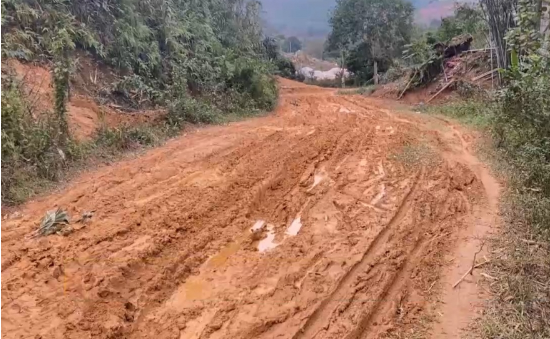 Con đường là thử thách với những người cần đi lại vào xóm Nác, xã Liên Minh, huyện Võ Nhai.