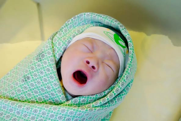 Bé trai khỏe mạnh nặng 2,1 kg đã cất tiếng khóc chào đời - Ảnh BVCC