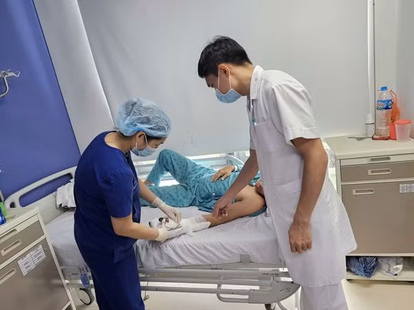 Thăm khám lại cánh tay cho bệnh nhân sau phẫu thuật - Ảnh BVCC