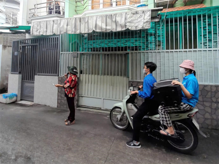 Đi từng ngõ, gõ từng nhà để các gia đình đưa con đi tiêm phòng sởi - Ảnh Sở Y tế TPHCM