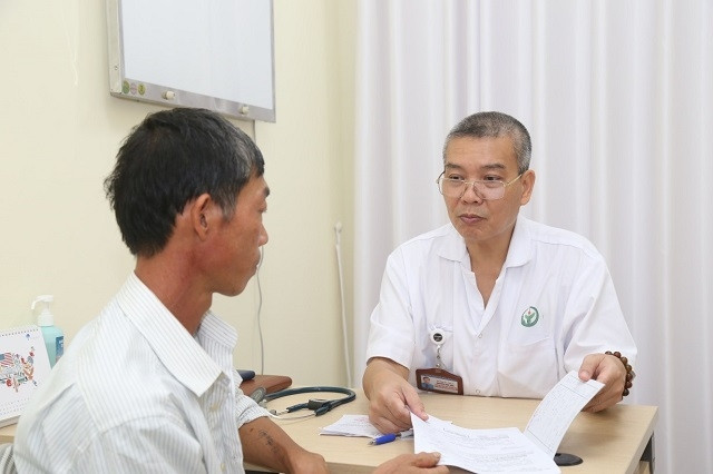 PGS.TS Nguyễn Hữu Ước tư vấn cho bệnh nhân