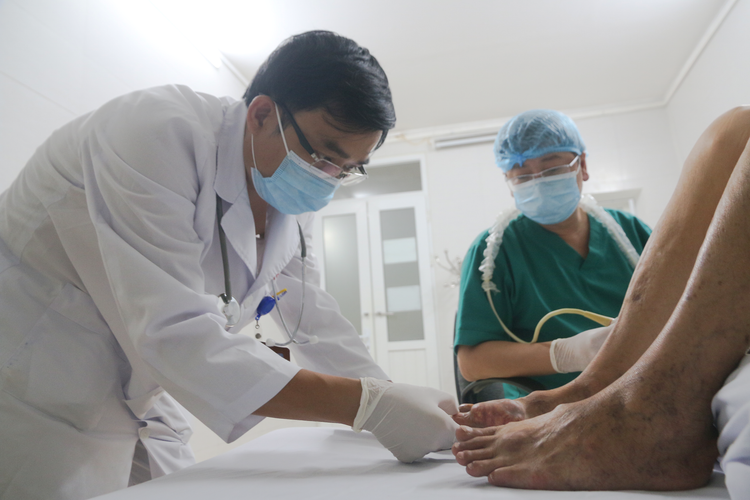 Bác sĩ thăm khám cho bệnh nhân bị bệnh cơ xương khớp