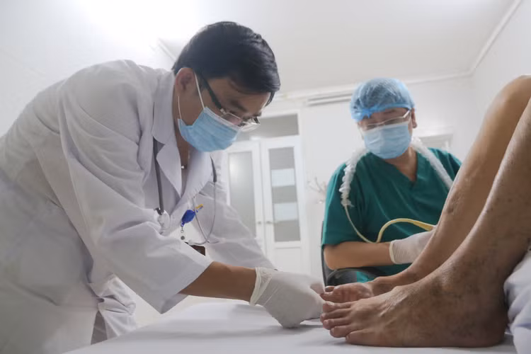 Bác sĩ thăm khám cho bệnh nhân bị bệnh cơ xương khớp